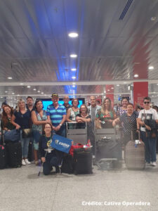 Grupo embarcando no aeroporto
