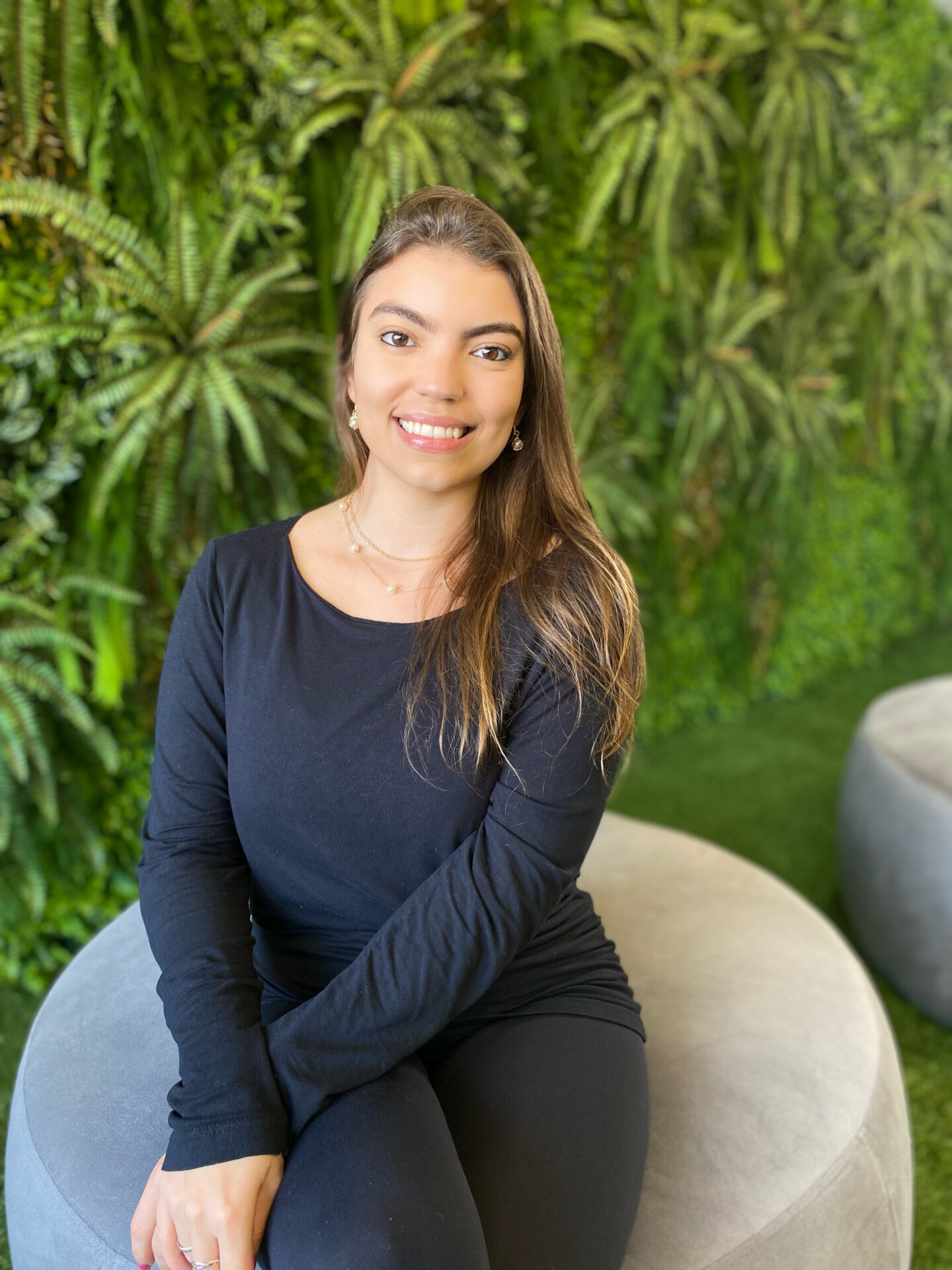 foto da equipe - barbara sentada ao fundo verde