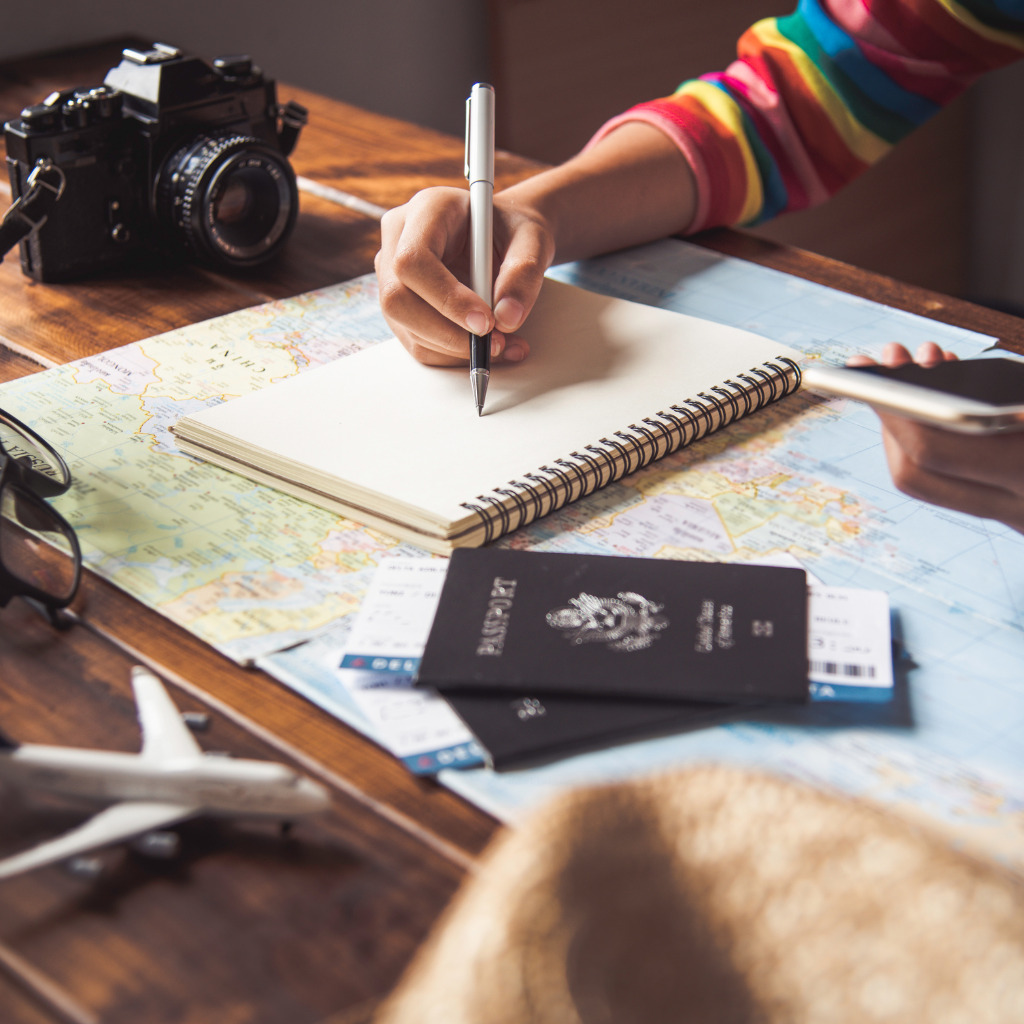 Consultor de viagens organizando um passeio sem complicações para um grupo na Itália, mostrando a facilidade do planejamento de grupo.