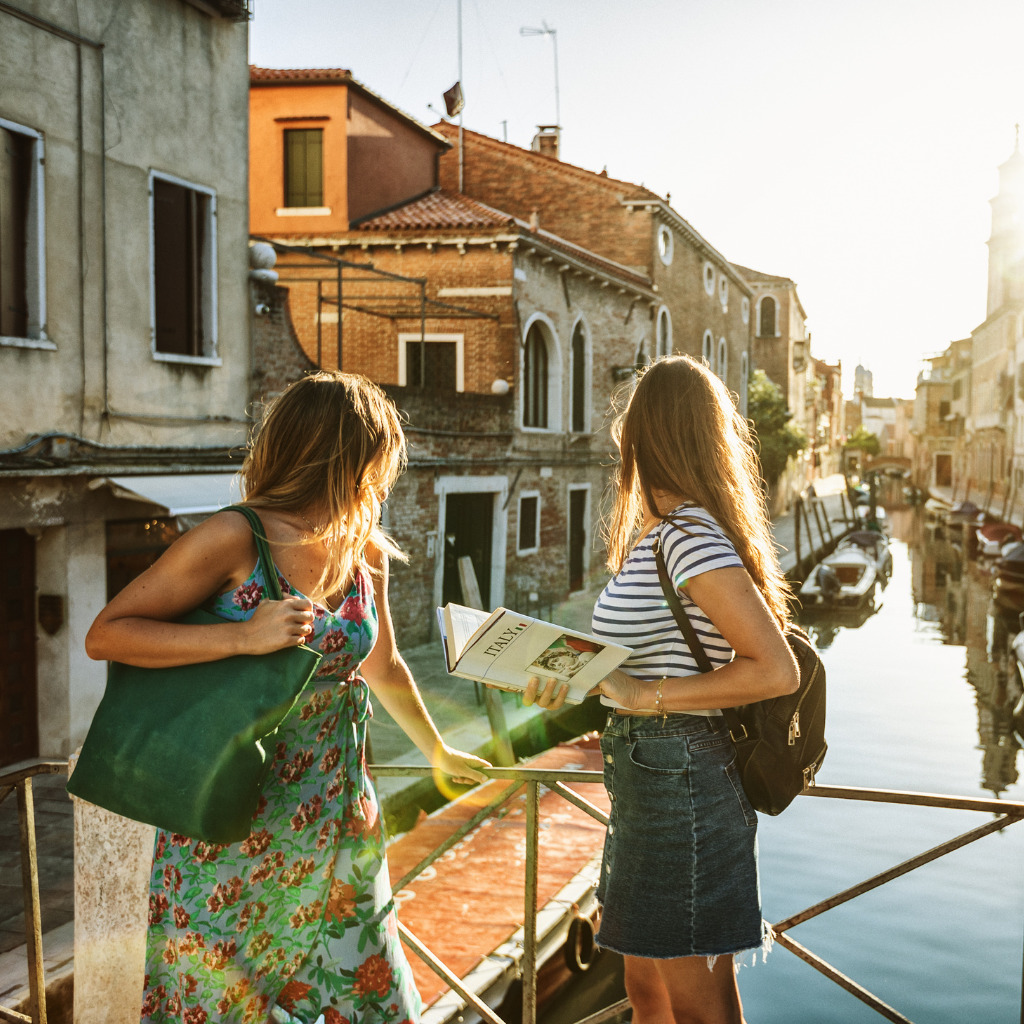 Viajantes se sentindo seguro e apoiados durante sua jornada pela Itália, com assistência confiável ao longo do caminho.