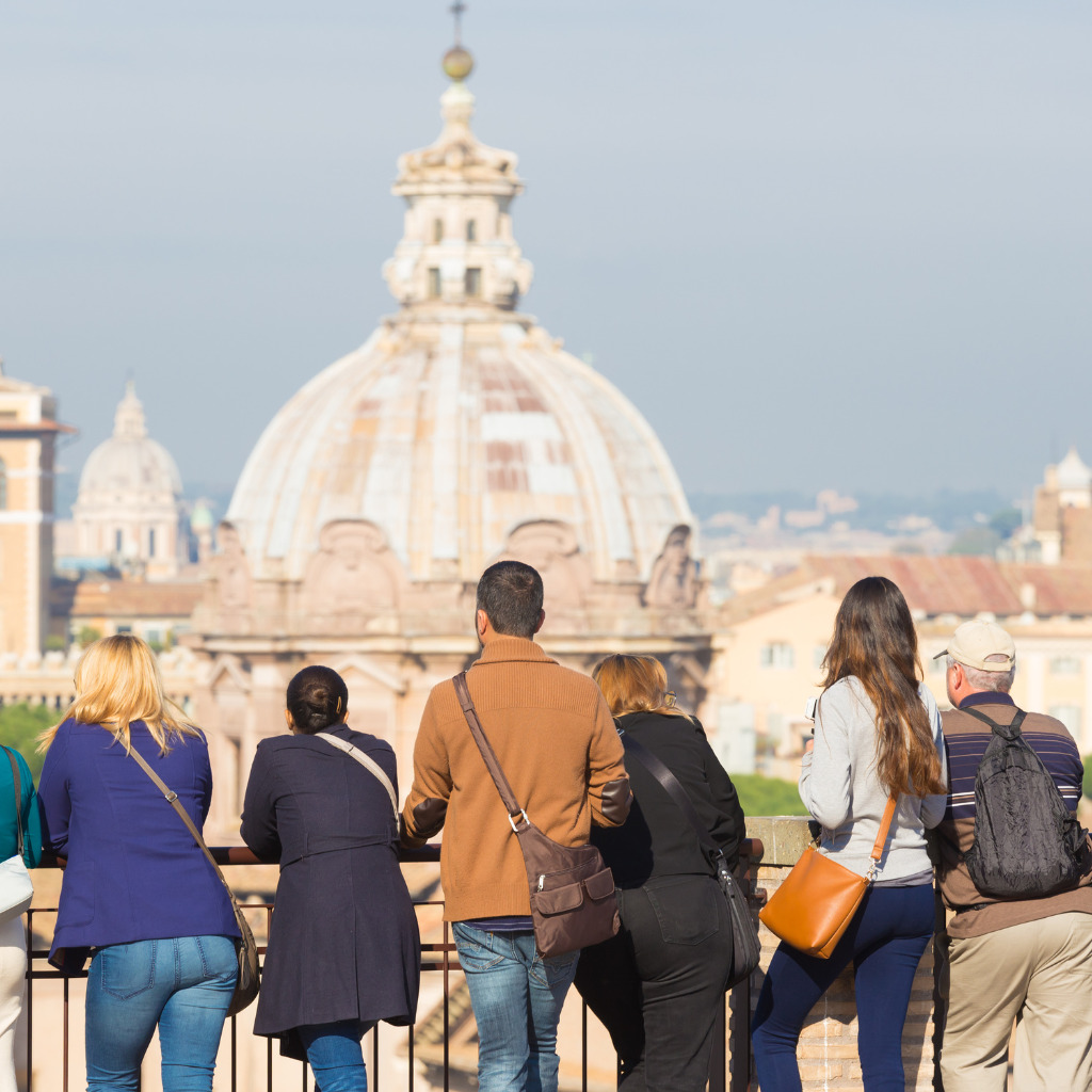 grupo de viajantes curtindo a vista de Roma na Italia